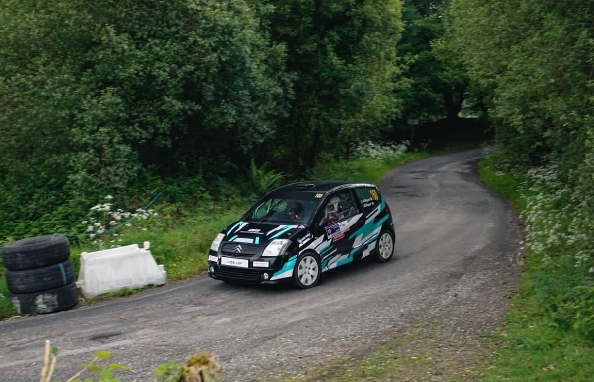 The Gilligan Motorsport C2 at full attack on the Circuit of Munster